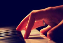 拜仁女足vs里昂女足的比赛中，患癌的拜仁门将格罗斯重返赛场.